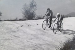 Enzo-e-Sergio-in-Allenamento-sulla-Pista-di-Fornacette-dopo-il-ritorno-dal-Pellegrinaggio-a-Lourdes-1956-Copia