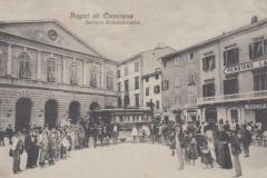 BAGNI-DI-CASCIANA-PISA-PIAZZA-ANIMATA-CON-AUTO-POSTALE-CORRIERA-1910