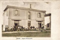 toscana-pisa-boschi-frazione-di-casciana-terme-lari-negozio-mazzucchelli-veduta-animatissima-edificio-negozio-persone-COLORI-2-Copia