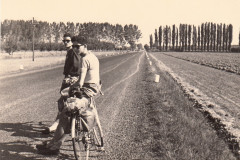 115-Marcello-Enzo-Nella-Pianura-Padana-Ciclotour-Dolomiti-1955