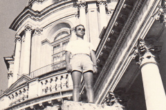 120Giovanni-alla-Basilica-di-Superga-dove-si-schianto-lAereo-con-la-Squadra-di-Calcio-del-Torino-Ciclotour-Dolomiti-1955
