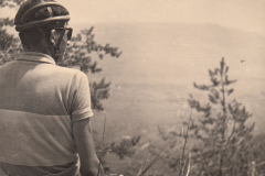 140-Enzo-guarda-le-Montagne-Lontane-Ciclotour-Dolomiti-1955