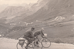 150-In-Discesa-del-Pordoi-verso-Pieve-di-Divinnallongo-Ciclotour-Dolomiti-16-Agosto-1955