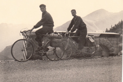 153-Enzo-e-Marcello-sulla-strada-Dolomitica-Ciclotour-Dolomiti-1955