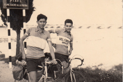 177-Enzo-e-Marcello-sulla-Riva-del-Piave-Ciclotour-Dolomiti-1955