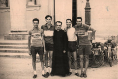 187-Marcello-Enzo-Don-Mario-Andreazza-Sergio-Raimondo-Davanti-al-Duomo-di-Pontedera-Partenza-per-il-Pellegrinaggio-a-Lourdes-1956