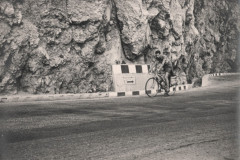 194-Marcello-in-Salita-verso-la-cima-Pellegrinaggio-a-Lourdes-in-Bicicletta-1956