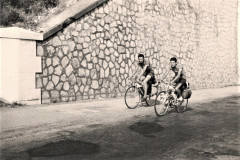 195-Raimondo-e-Marcello-Pedalano-in-salita-Pellegrinaggio-a-Lourdes-in-Bicicletta-1956