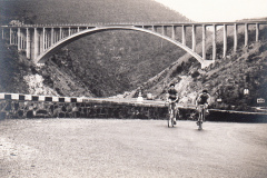 197-Enzo-Marcello-In-salita-verso-la-Francia-Pellegrinaggio-a-Lourdes-in-Bicicletta-1956