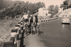 198-Enzo-Marcello-Sergio-Verso-il-Passo-del-Bracco-Pellegrinaggio-a-Lourdes-in-Bicicletta-1956