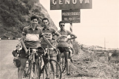 200-Enzo-Raimondo-Marcello-Alle-porte-di-Genova-Pellegrinaggio-a-Lourdes-in-Bicicletta-1956