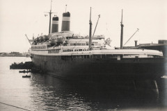 202-Una-grande-nave-attraccata-al-Porto-di-Genova-Pellegrinaggio-a-Lourdes-in-Bicicletta-1956