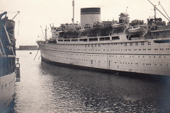 203-Grande-Nave-attraccata-alla-alla-Banchina-del-Porto-di-Genova-Pellegrinaggio-a-Lourdes-1956