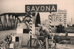 205-Sergio-Raimondo-al-Cartello-di-Savona-Pellegrinaggio-a-Lourdes-in-Bicicletta-1956