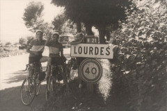 208-Enzo-Sergio-Raimondo-Davanti-al-Cartello-di-Lourdes-Pellegrinaggio-a-Lourdes-in-Bicicletta-1956