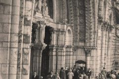 210-Pellegrini-davanti-allingresso-della-basilica-di-Lourdes-Pellegrinaggio-a-Lourdes-in-Bicicletta-1956