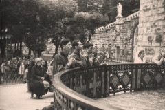211-Enzo-Raimondo-Sergio-in-Preghiera-a-Lourdes-Pellegrinaggio-a-Lourdes-in-Bicicletta-1956