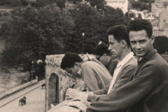 212-Raimondo-e-Sergio-sulla-terrazza-della-basilica-di-Lourdes-Pellegrinaggio-a-Lourdes-in-Bicicletta-1956
