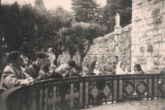 213-Enzo-Marcello-Sergio-In-Preghiera-a-Lourdes-Pellegrinaggio-a-Lourdes-in-Bicicletta-1956