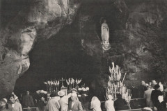 214-Lourdes-La-Grotta-di-Massabielle-Alcuni-Pellegrini-in-Preghiera-Pellegrinaggio-in-Bicicletta-1956