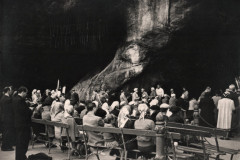 215-Pellegrini-davanti-alla-Grotta-di-Lourdes-Pellegrinaggio-a-Lourdes-in-Bicicletta-1956