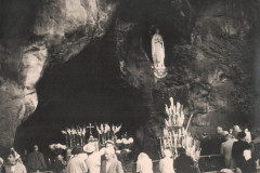 216-La-Grotta-di-Lourdes-con-La-Statua-della-Madonna-Pellegrinaggio-a-Lourdes-in-Bicicletta-Dei-Ragazzi-GEMSY-1956
