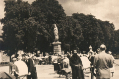 217-Il-Piazzale-dellEsplanade-con-i-Pellegrini-Pellegrinaggio-a-Lourdes-in-Bicicletta-dei-Ragazzi-GEMSY-1956