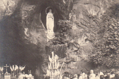 218-La-grotta-della-Apparizioni-a-Lourdes-Pellegrinaggio-a-Lourdes-in-Bicicletta-1956