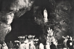 219-La-Grotta-delle-Apparizioni-Pellegrinaggio-a-Lourdes-in-Bicicletta-dei-Giovani-GEMSY-1956