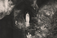 220-La-Grotta-di-Massabielle-e-la-Statua-di-Nostra-Signora-di-Lourdes-Pellegrinaggio-a-Lourdes-in-Bicicletta-1956