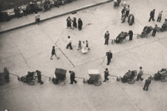 221-Lourdes-Trasporto-degli-Ammalati-verso-la-Grotta-Pellegrinaggio-a-Lourdes-in-Bicicletta-dei-Ragazzi-GEMSY-1956