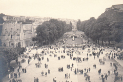 222-LEsplanade-e-i-Pellegrini-Pellegrinaggio-a-Lourdes-in-Bicicletta-1956