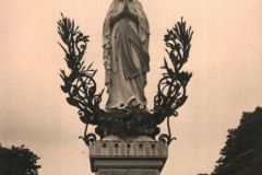 223-La-Statua-dellImmacolata-a-Lourdes-Piazzale-dellEsplanade-Pellegrinaggio-a-Lourdes-in-Bicicletta-dei-Giovani-GEMSY-1956