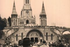 230-La-Basilica-di-Lourdes-con-i-Pellegrini-Pellegrinaggio-a-Lourdes-in-Bicicletta-dei-Giovani-GEMSY-1956