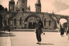 231-Raimondo-davanti-alla-Basilica-di-Lourdes-Pellegrinaggio-a-Lourdes-in-Bicicletta-1956