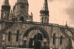233-Marcello-davanti-alla-Basilica-di-Lourdes-Pellegrinaggio-a-Lourdes-in-Bicicletta-1956