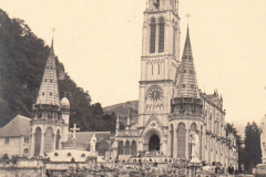 234-La-Basilica-vista-da-una-terrazza-adiacente-Pellegrinaggio-a-Lourdes-in-Bicicletta-1956