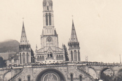 238-La-Basilica-di-Lourdes-Vista-davanti-sulla-piazza-alcuni-Pellegrini-Pellegrinaggio-a-Lourdes-in-Bicicletta-1956