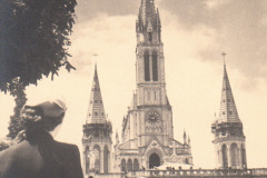 242-Pellegrini-davanti-alla-Basilica-Pellegrinaggio-a-Lourdes-in-Bicicletta-1956