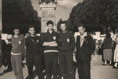 243-Sergio-Marcello-Enzo-Raimondo-e-un-Amico-Lourdes-Place-de-l-Esplanade-Ciclotour-1956