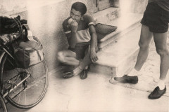 246-Sergio-ha-fame-Si-vedono-le-gambe-storte-di-Marcello-che-assiste-alla-scena-Pellegrinaggio-a-Lourdes-in-Bicicletta-1956