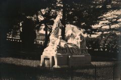 247-Monumento-del-Malato-Interno-del-Recinto-del-Santuario-di-Lourdes-Pellegrinaggio-a-Lourdes-in-Bicicletta-1956