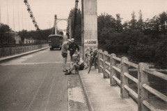248-Sergio-Marcello-Enzo-Ponte-sul-Fiume-Garonne-in-Francia-Pellegrinaggio-a-Lourdes-in-Bicicletta-1956