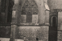 250-Enzo-e-Sergio-davanti-alla-Cattedrale-di-Carcassonne-Pellegrinaggio-a-Lourdes-in-Bicicletta-1956