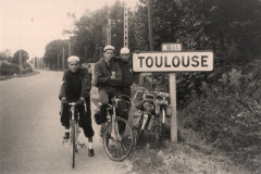 251-Marcello-Enzo-Raimondo-Cartello-di-Toulouse-Pellegrinaggio-a-Lourdes-in-Bicicletta-1956
