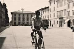257-Enzo-Piazza-della-Liberta-a-Pontedera-Ritornato-dal-Pellegrinaggio-a-Lourdes-in-Bicicletta-1956