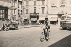 258-Marcello-Piazza-Della-Liberta-a-Pontedera-Ritornato-dal-Pellegrinaggio-a-Lourdes-in-Bicicletta-1956