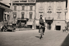 260-Raimondo-in-Piazza-della-Liberta-a-Pontedera-Ritornato-dal-Pellegrinaggio-a-Lourdes-in-Bicicletta-1956