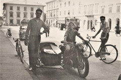 261-Marcello-Sergio-Enzo-Piazza-Della-Liberta-a-Pontedera-Ritornati-dal-Pellegrinaggio-a-Lourdes-in-Bicicletta-1956
