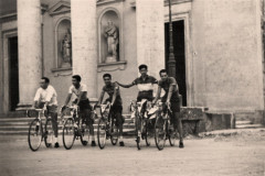 264-Giovanni-Sergio-Marcello-Enzo-Raimondo-al-Duomo-di-Pontedera-Di-ritorno-dal-Pellegrinaggio-a-Lourdes-in-Bicicletta-1956
